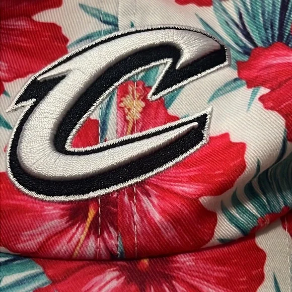 47 brand women’s fit Cleveland Cavaliers Hawaiian themed baseball hat - Picture 4 of 5